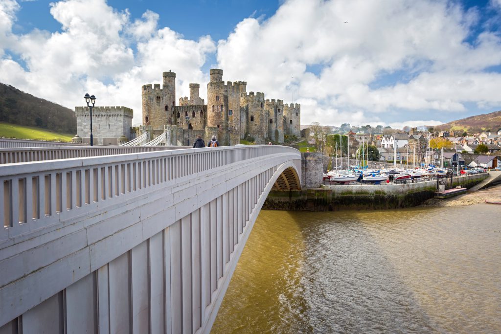 Die Burg von Conwy ist das imposanteste Gebäude in der ummauerten Stadt Conwy. Beide sind nach dem Fluss Conwy benannt, der hier ins Meer mündet. Foto: Visit Wales