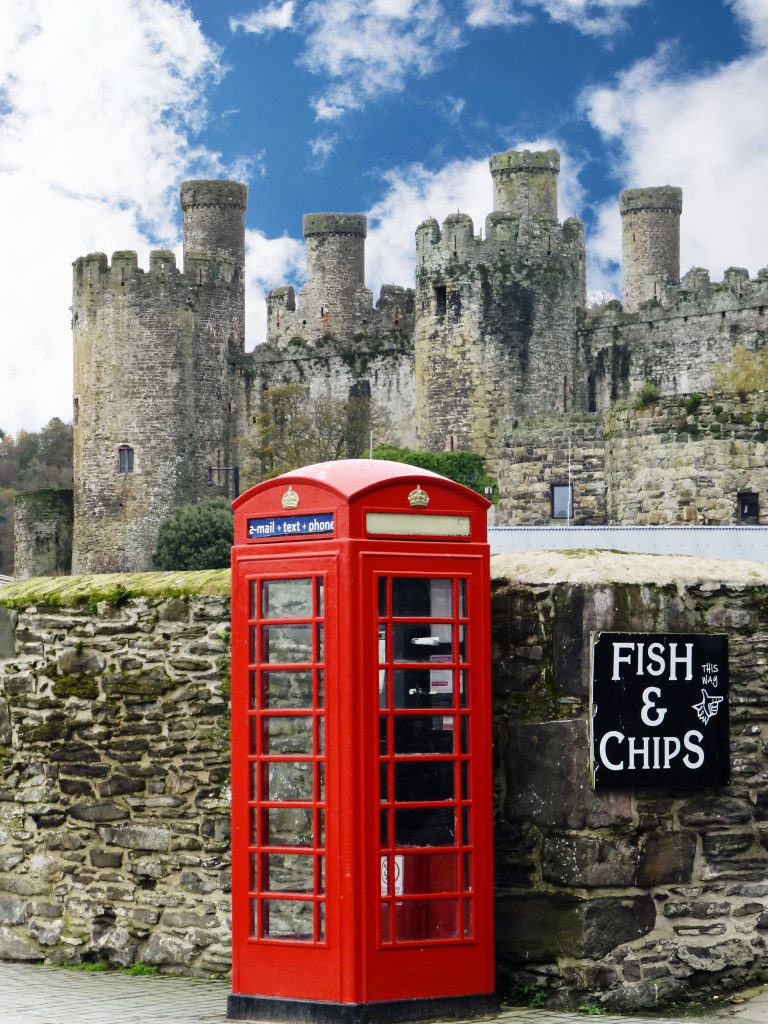 Very britisch: Rote Telefonzelle vor Conwy Castle. Foto: Neubauer