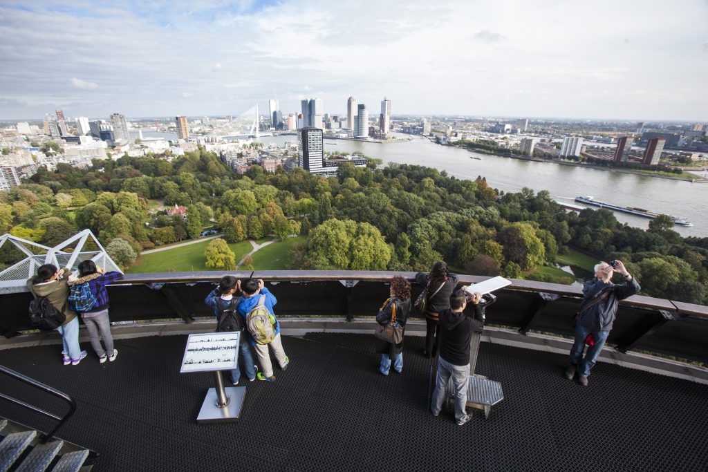 Spektaktuläre Aussichten auf Rotterdam hat man von der Plattform des Euromast. Er ist mit über 180 Metern einer der höchsten Bauwerke der Niederlande. Foto: Rotterdam Marketing.